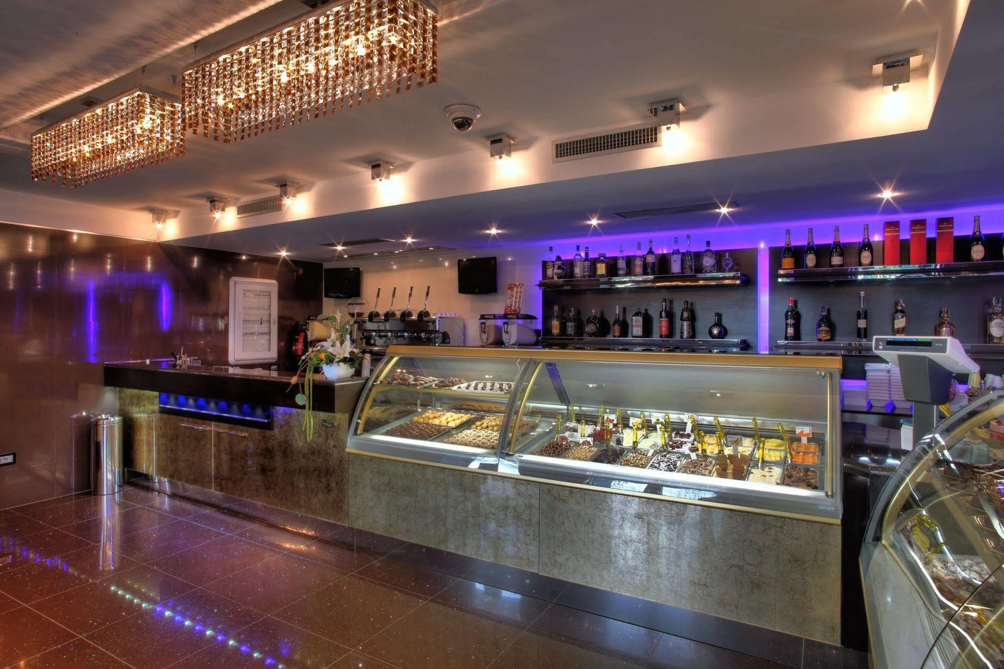 Hotel Cenacolo ซอมมาเวซูเวียนา ภายนอก รูปภาพ