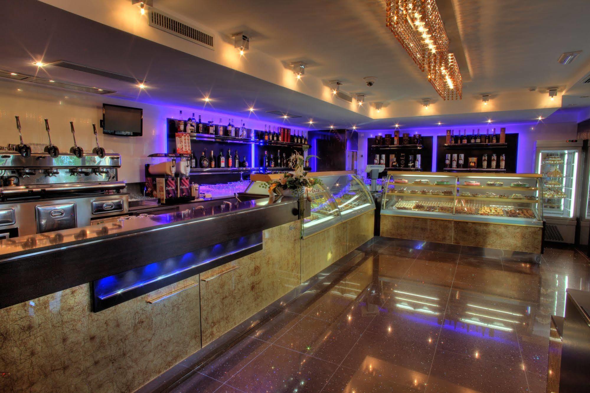 Hotel Cenacolo ซอมมาเวซูเวียนา ภายนอก รูปภาพ