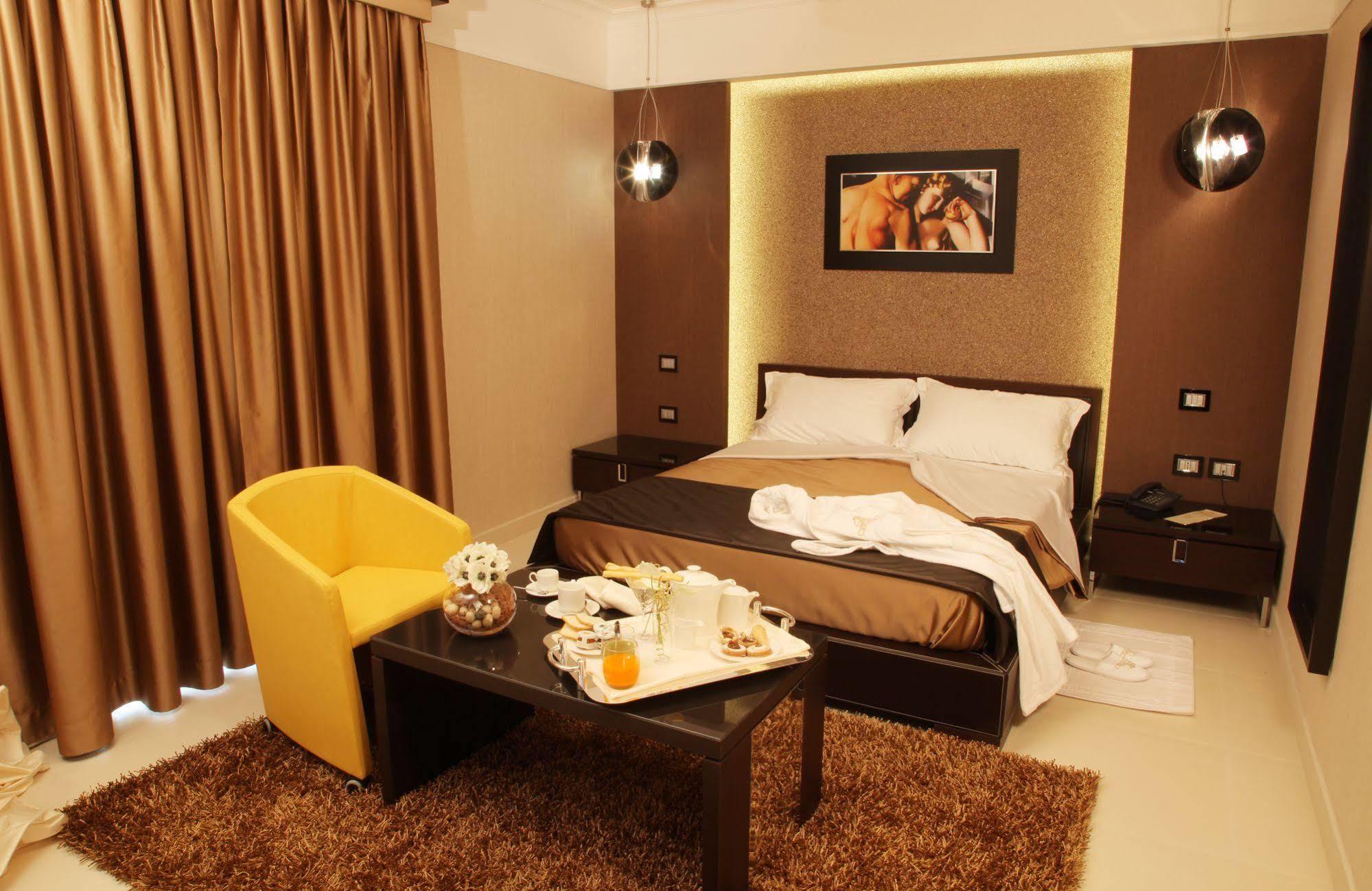 Hotel Cenacolo ซอมมาเวซูเวียนา ภายนอก รูปภาพ